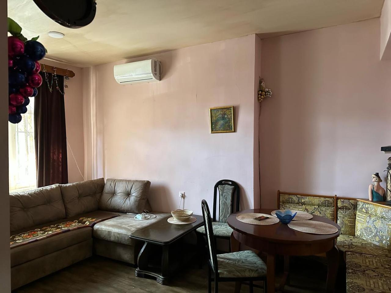 Historical Apartment In City Center Tbilissi Extérieur photo